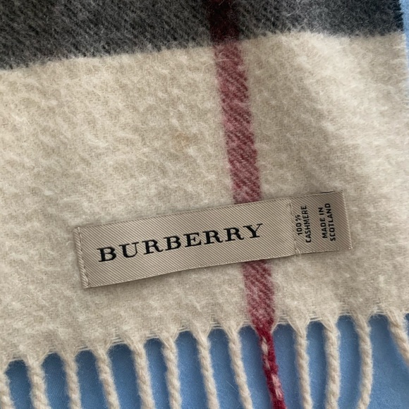 Burberry Classic Cashmere Scarf - Picture 4 of 4
